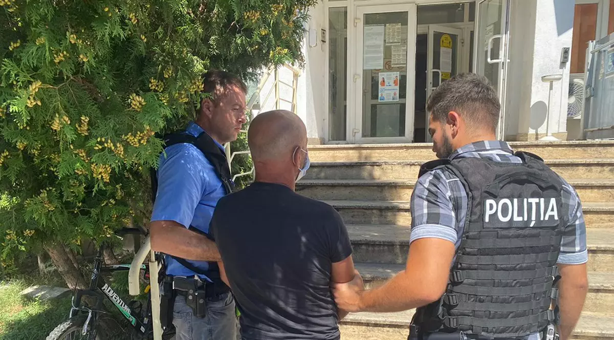 Un bărbat din Hunedoara a fost reţinut, după ce a omorât un câine. A aruncat cadavrul animalului pe copertina unei clădiri dintr-o staţie CFR