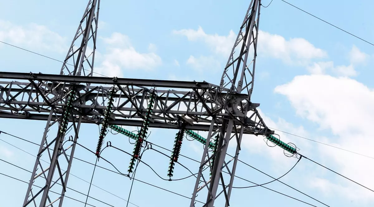 Un tractorist a dărâmat un stâlp de înaltă tensiune și a lăsat 65.000 de oameni fără curent, în Germania