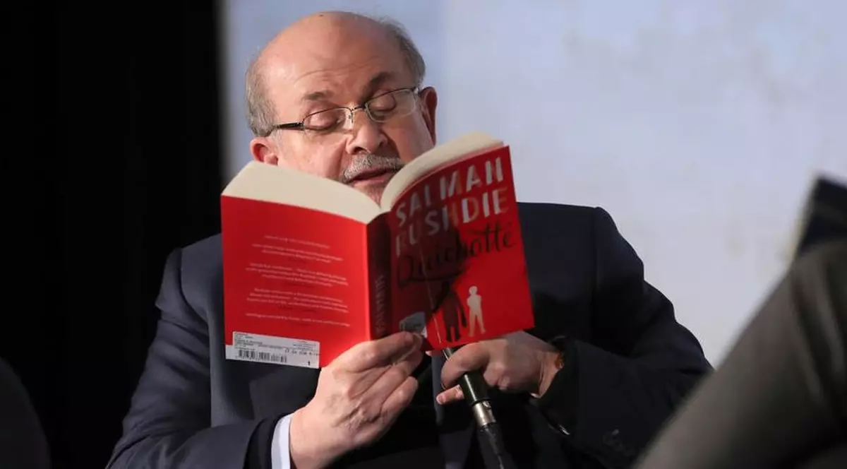 Cine este Salman Rushdie, scriitorul înjunghiat în gât la New York