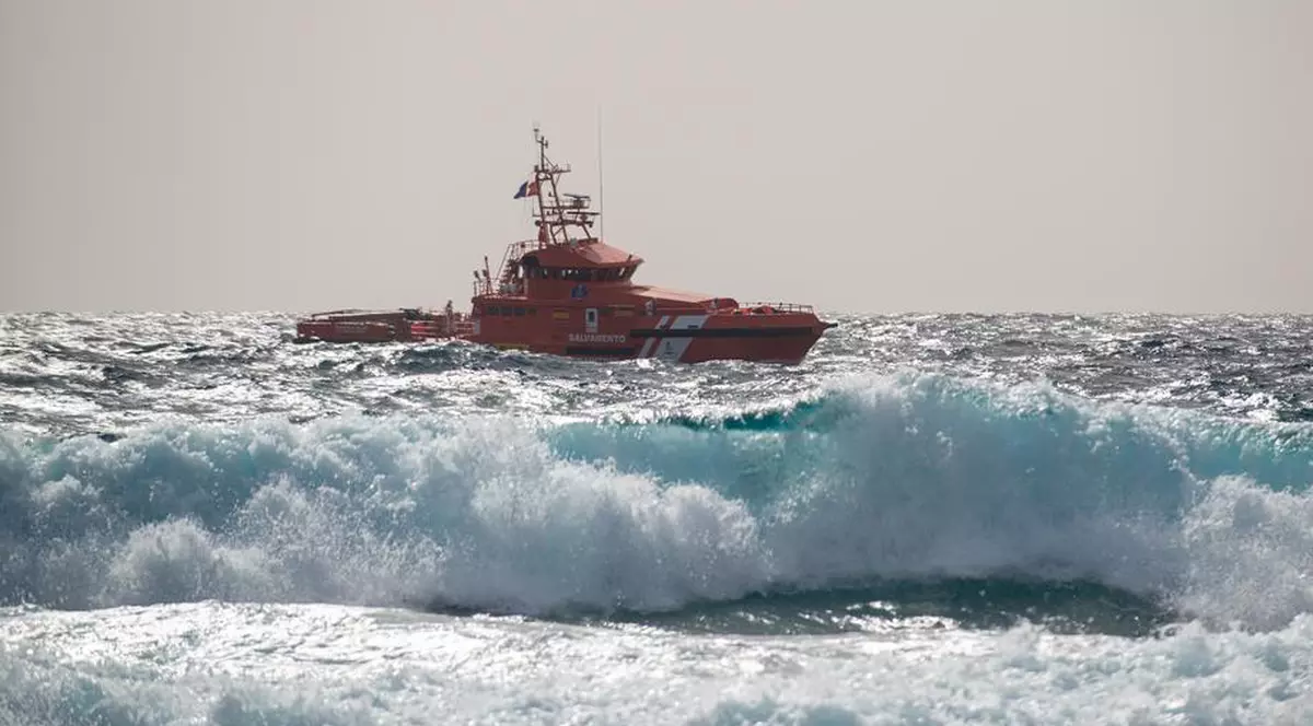 Un bărbat a supravieţuit 16 ore prins în interiorul unei ambarcaţiuni răsturnate în Oceanul Atlantic