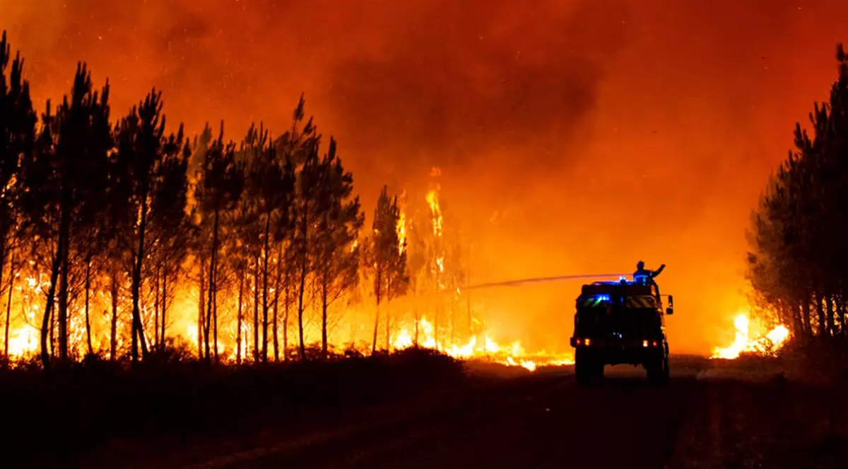Franța se confruntă cu un incendiu „monstru” în apropiere de Bordeaux. Pompieri români, trimiși în ajutor