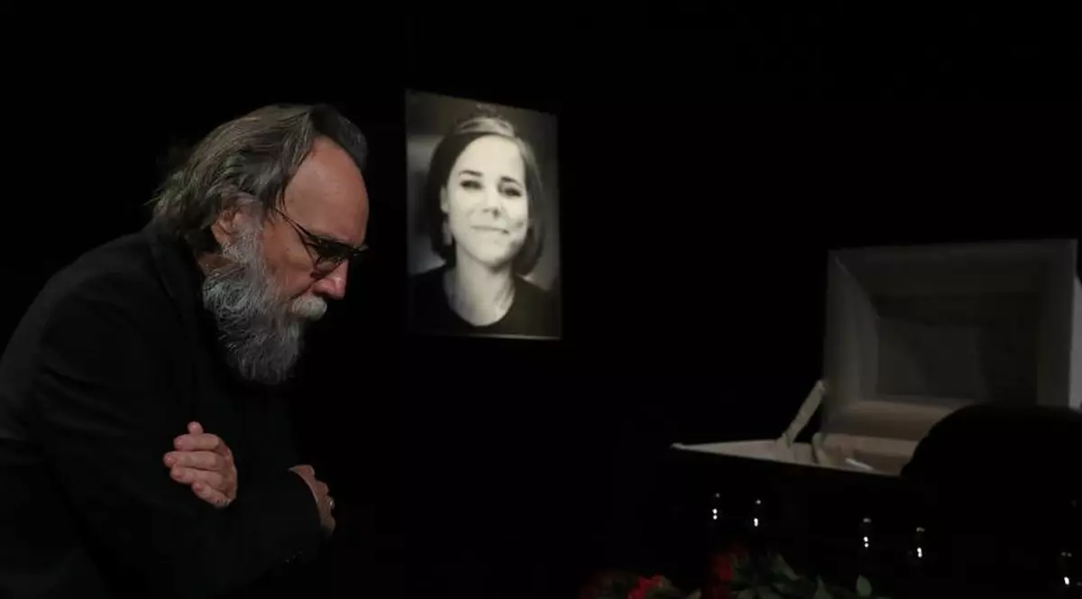 „Daria a murit pentru victoria noastră”. Discursul lui Dughin la înmormântarea fiicei sale