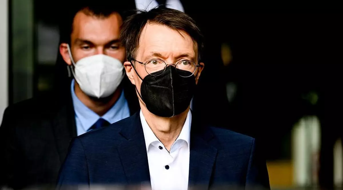 Masca FFP2, obligatorie din octombrie în avioane și trenuri, în Germania