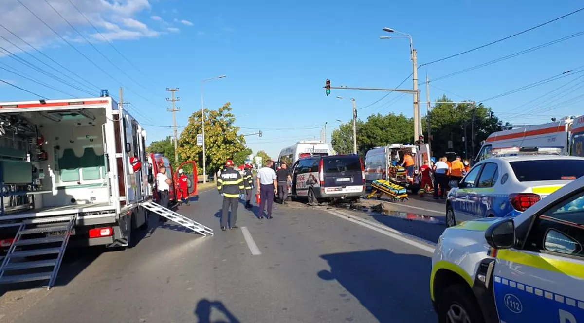 Accident cu 12 răniți, la ieșirea din Arad. Au fost implicate un microbuz și trei autoturisme