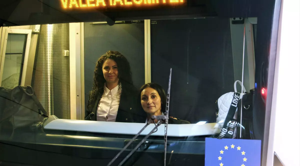 REPORTAJ. „Atenție, se închid ușile!” Viața din subteran cu Simona și Adelina, două dintre puținele femei de la cârma metroului