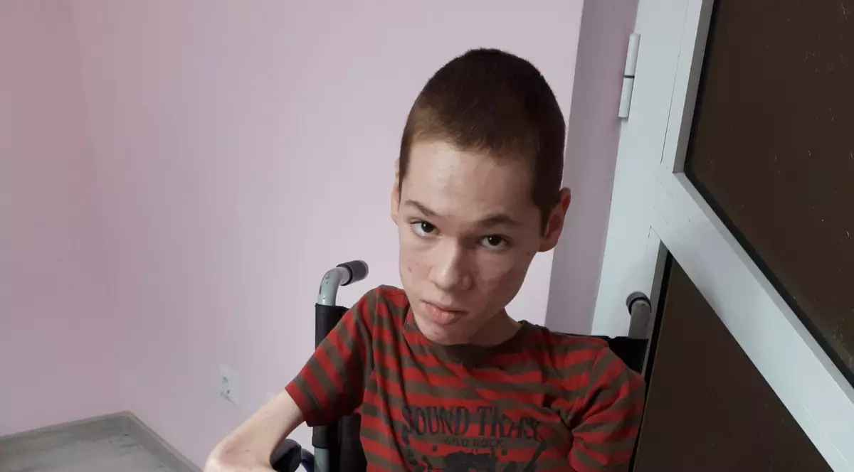 Ovidiu riscă să moară sufocat, dacă nu este operat urgent în Spania. Băiatul de 15 ani, bolnav de distrofie musculară Duchenne, are nevoie de 96.000 de euro