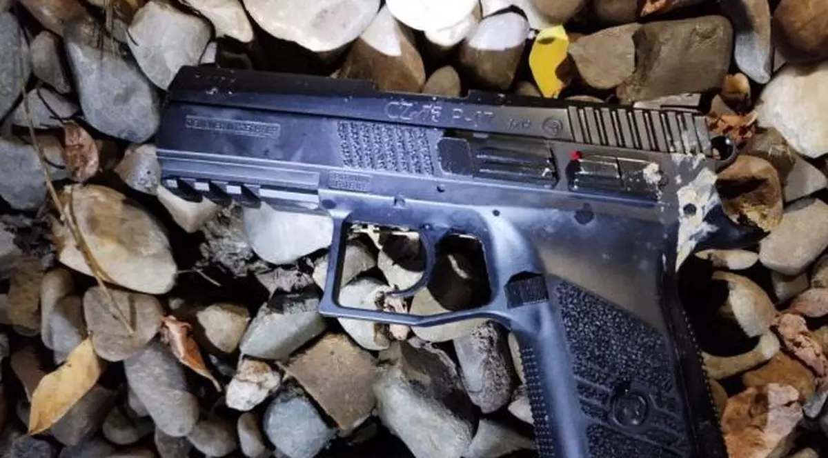 Tânăr de 20 de ani din Botoșani, cercetat după ce a tras cu pistolul cu are comprimat asupra unui grup de tineri