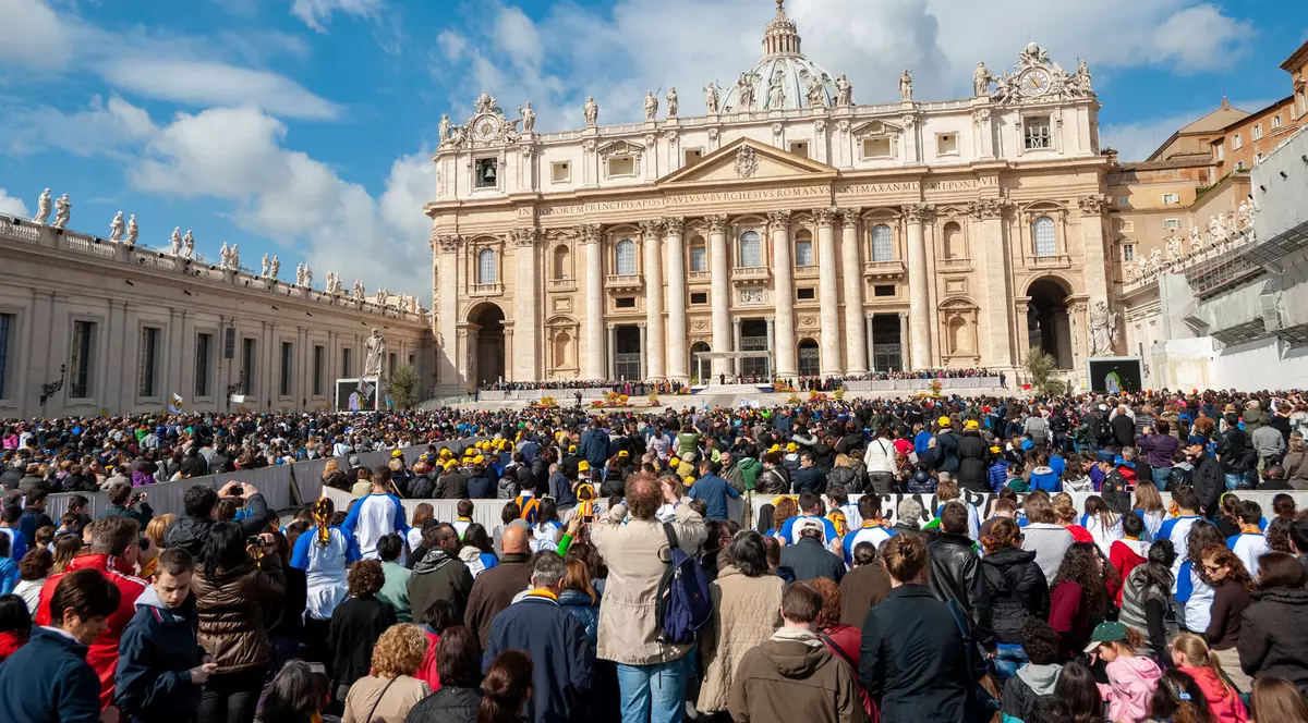 Cum se alege Papa - Imagine cu Piazza San Pietro plină de credincioşi