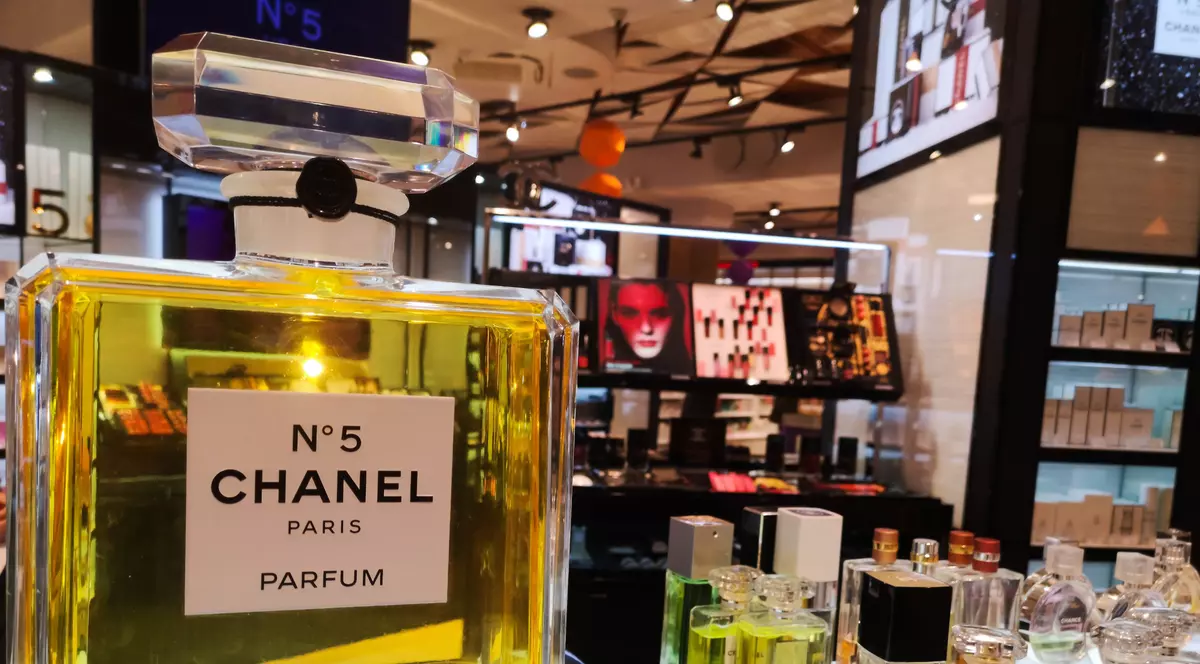 Reduceri de 20% la brandurile selectate, în oferta zilei la Notino - Imagine cu parfumuri într-un raion al unui magazin de specialitate