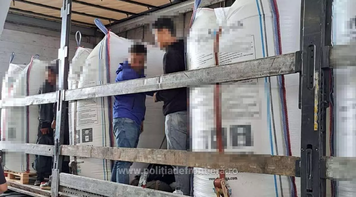 72 de migranți ascunși în TIR-uri, depistați în ultimele 24 de ore, la frontiera cu Ungaria. Erau pitiți printre saci cu fructe și alte bunuri