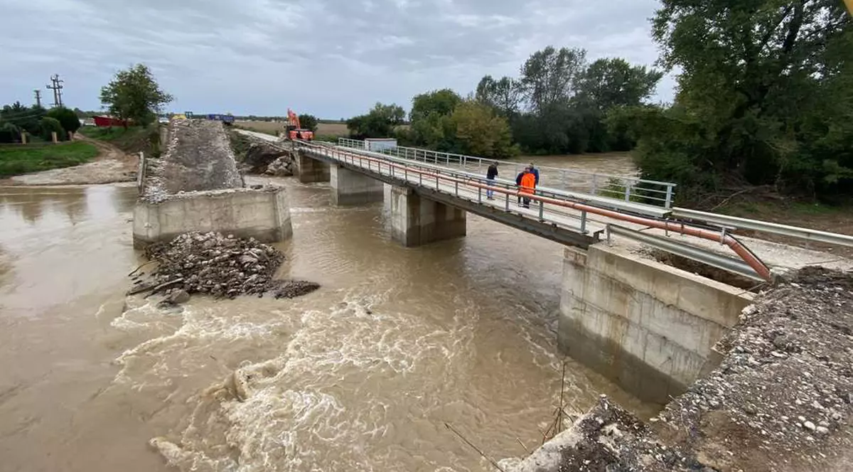 Un pod din Bihor s-a fisurat din cauza ploilor, la o săptămână de la inaugurare. Traficul a fost deviat