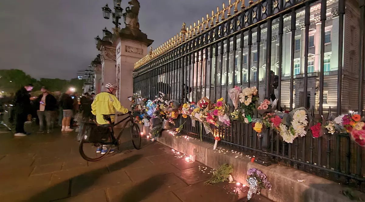 Corespondență Libertatea de la Palatul Buckingham. Oamenii care au imigrat în Anglia aduc flori și bilete pe care scriu: „Îți mulțumesc că m-ai primit în regatul tău”