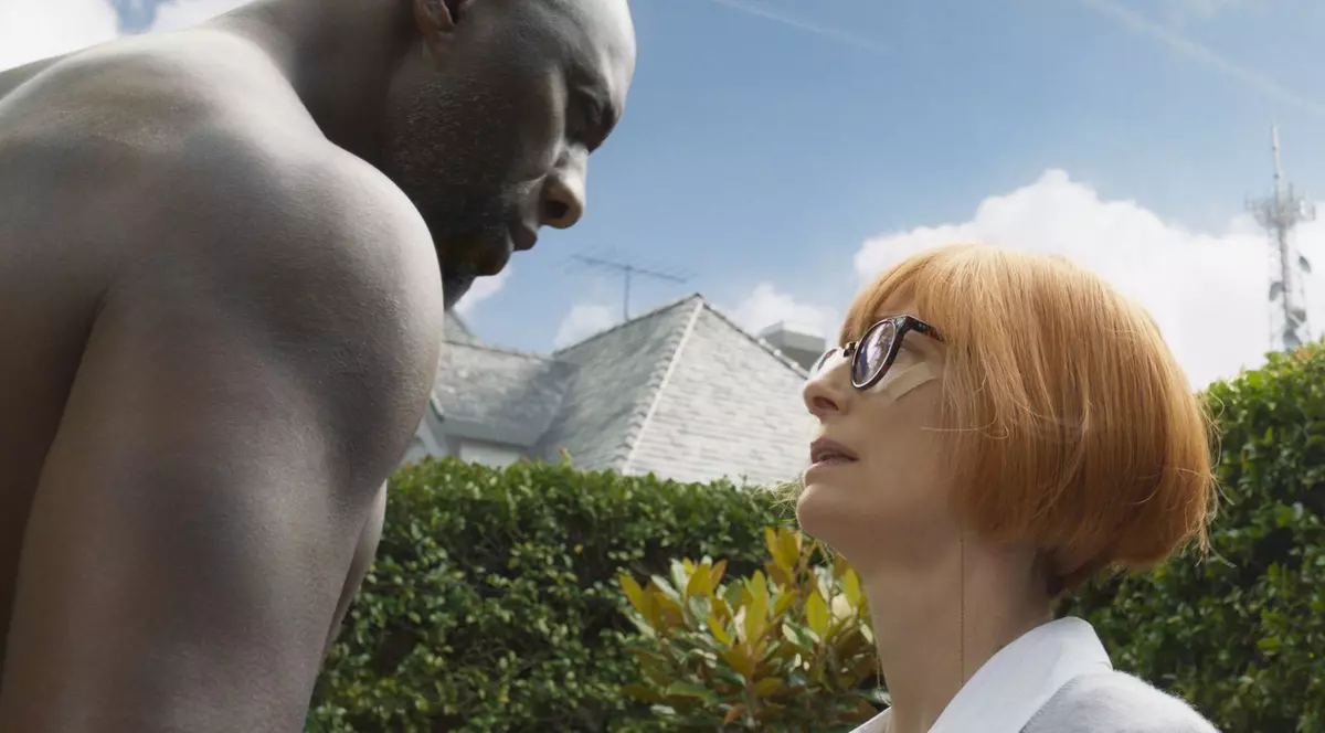 Cronică de film. Despre oameni și djinni într-o poveste de dragoste creată de autorul lui „Mad Max”