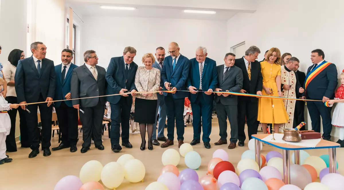 Aglomerație de politicieni veniți să taie panglica la inaugurea unei grădiniţe din Sălaj