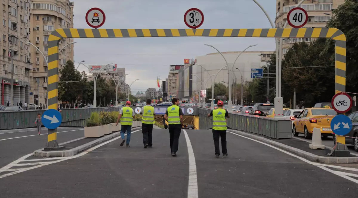 „TIR-urile n-au intrat niciodată pe acolo”. Explicații după ce un autotren a distrus un limitator de înălțime de la Pasajul Unirii