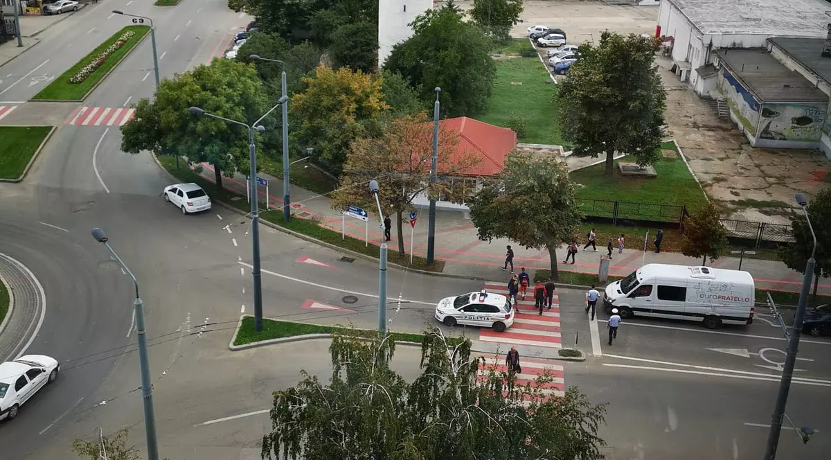 O mașină de poliție a lovit o fetiță pe o trecere de pietoni în Vaslui. Martorii spun că polițistul era atent la telefon