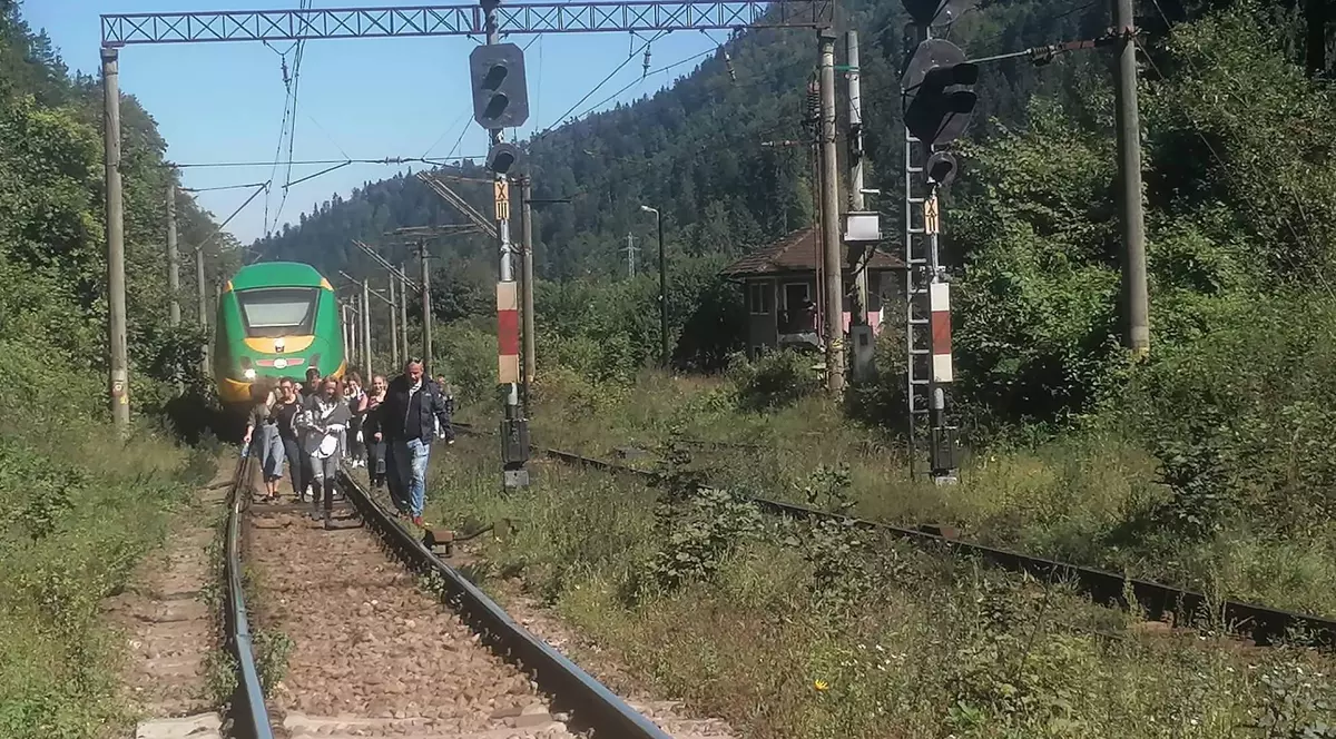 FOTO Călătorii unui tren Brașov-București, la pas pe calea ferată, după o defecțiune. „Nu mai trăgea la deal”