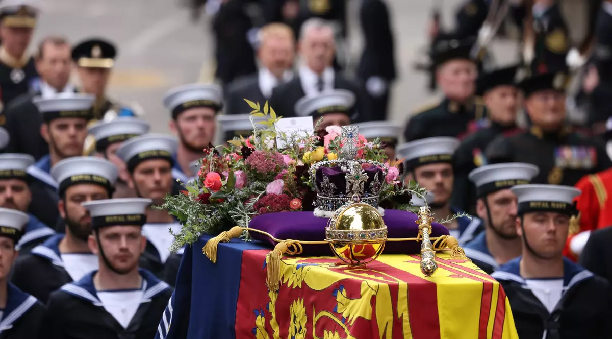 Biletul pus pe sicriul reginei Elisabeta a II-a. Mesajul a fost semnat de regele Charles al III-lea