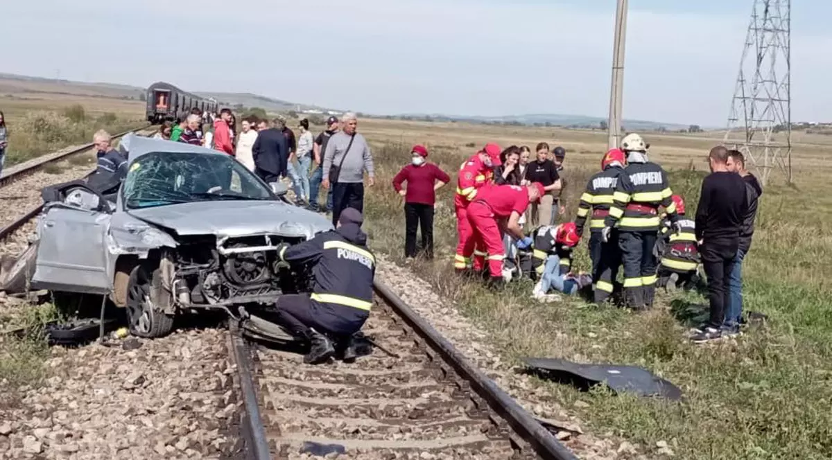 Accident feroviar în Vaslui. Două surori, rănite grav după ce mașina în care se aflau a fost lovită de tren