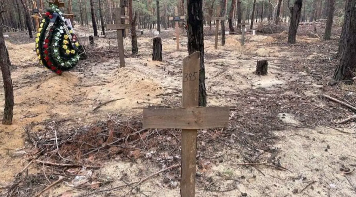 Un loc de înmormântare în masă din Ucraina, cu 440 de cadavre, a fost descoperit în Izium