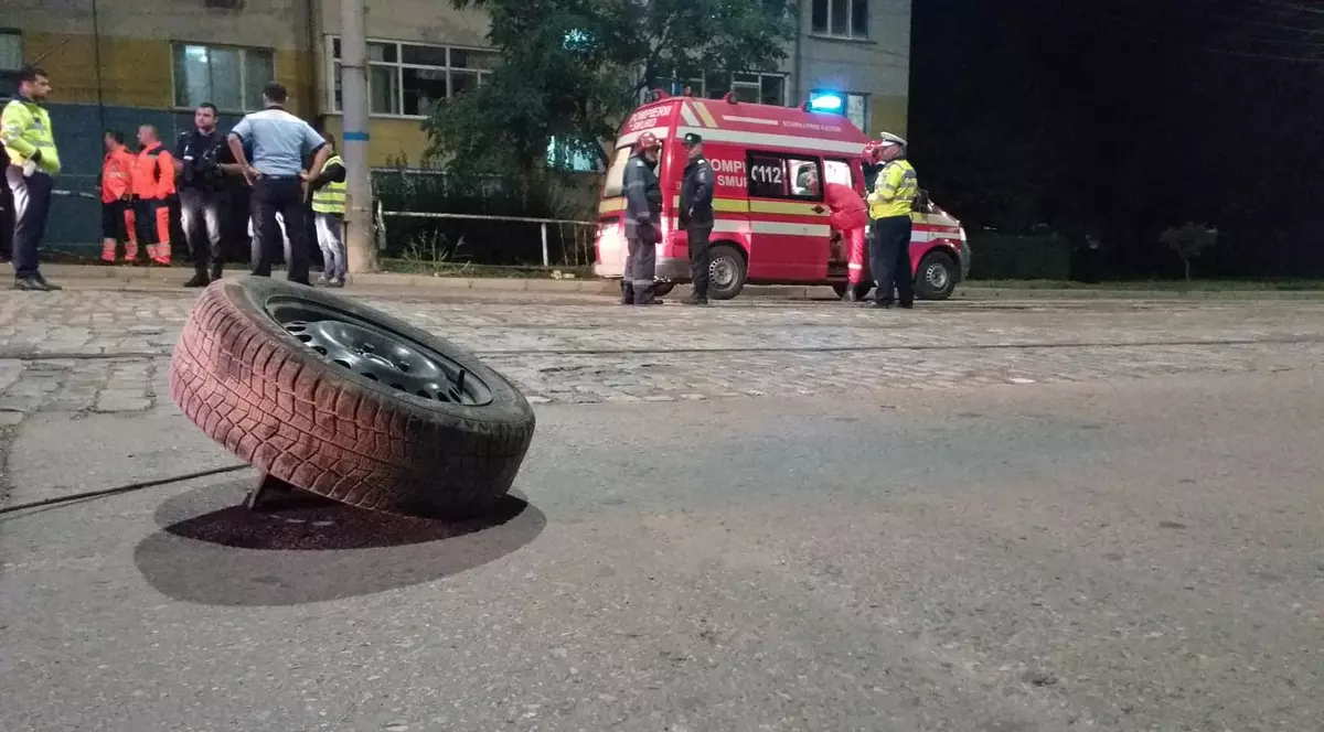 Un băiat de 16 ani a murit după ce sora lui de 17 ani, fără permis, a intrat cu maşina într-un stâlp, în Brăila