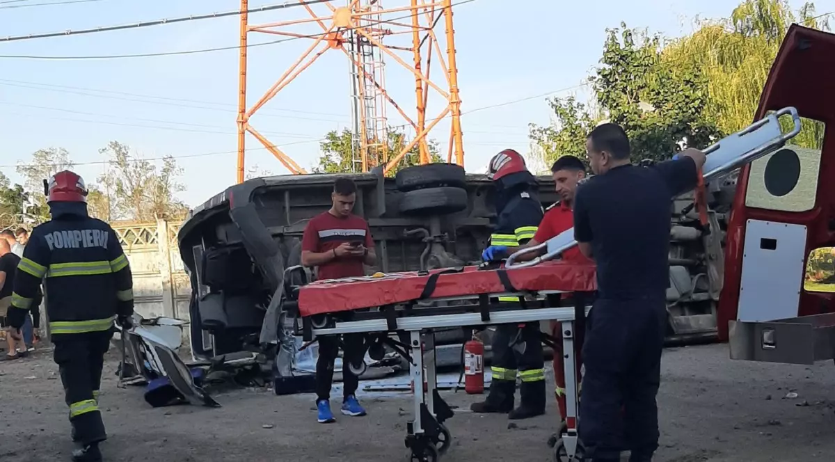15 victime într-un microbuz lovit de un TIR și răsturnat, la Șivița, în Galați