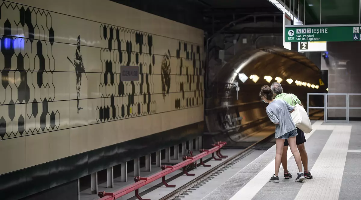 De ce întârzie metroul? Banii obținuți de Metrorex la rectificarea bugetară pentru a-și plăti datoriile au mers în salariile mărite ale angajaților