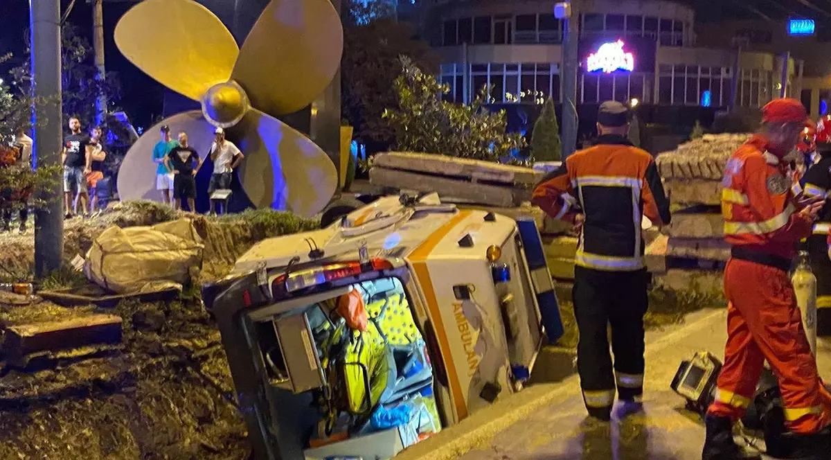 Ambulanță răsturnată în șanț, la Constanța. Șoferul, asistenta, un copil și mama lui, care erau duși la spital, au fost răniți | VIDEO