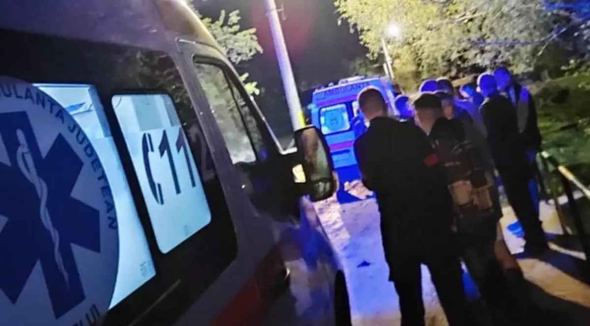 Bărbat înjunghiat mortal în scara unui bloc din Huși. Polițiștii au reținut doi suspecți