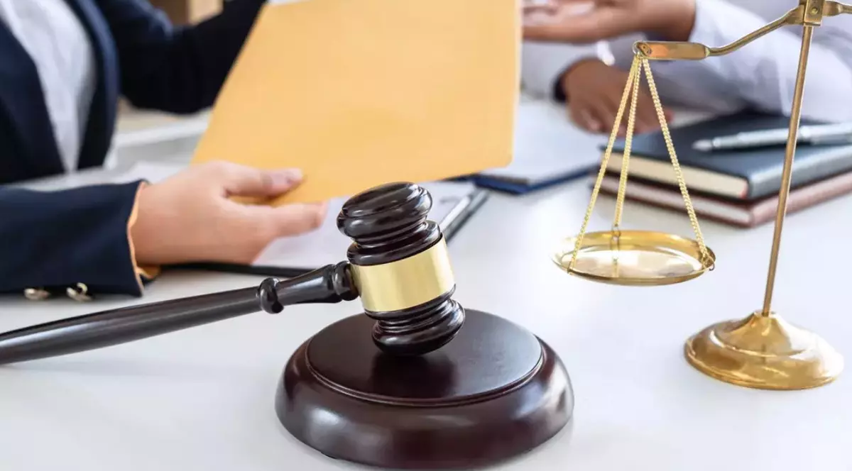 Avocat bătut de concubinul clientei sale, o femeie care practicase prostituția