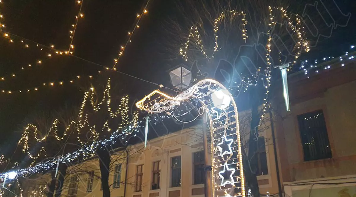 Primăria Bistriţa nu renunţă la iluminatul festiv de iarnă: „Nu suntem în stare de război”, anunță primarul