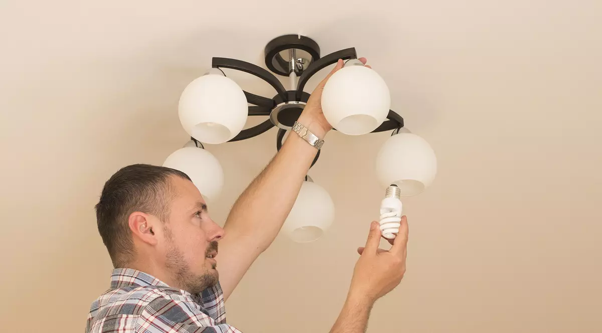 Ciucă anunță prelungirea compensării carburanților, sprijin pentru lemne și înlocuirea becurilor vechi