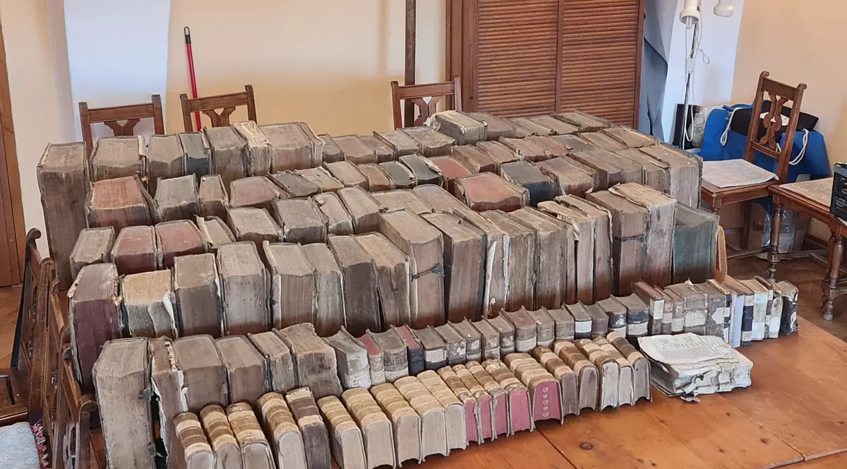 „Seamănă cu una dintre poveştile lui Indiana Jones”. Documente de 1.200 de ani, găsite în podul unei biserici din Mediaș