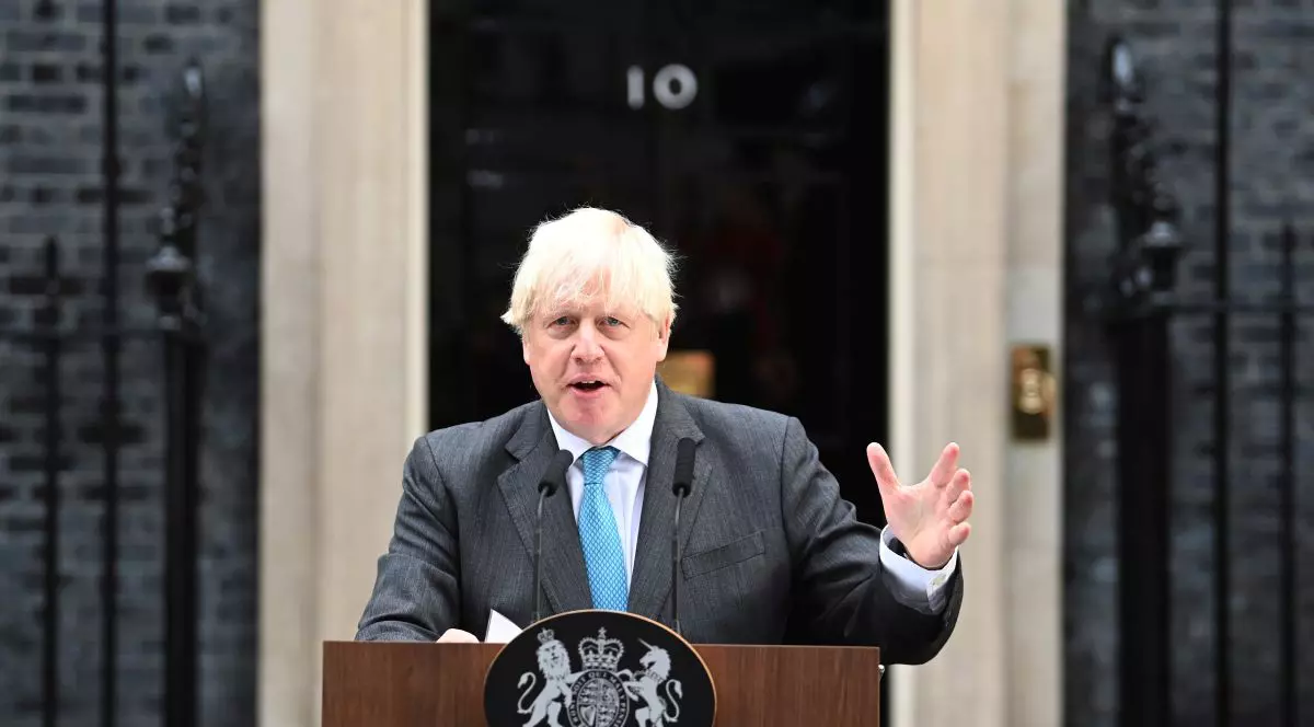„S-a terminat, prieteni”. Boris Johnson demisionează îngropat de scandaluri, dar se compară cu „o rachetă care și-a făcut treaba”