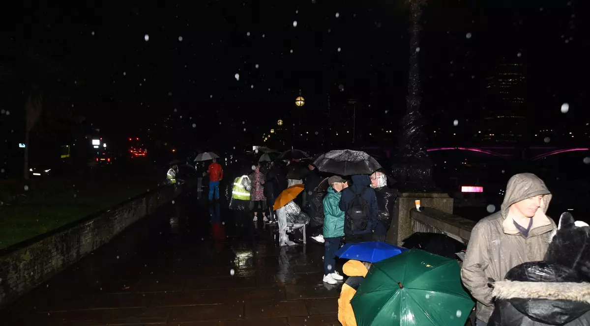 Au înnoptat în stradă, ca să-i aducă un omagiu reginei. „Ne-a dat 70 de ani și putem face măcar asta”