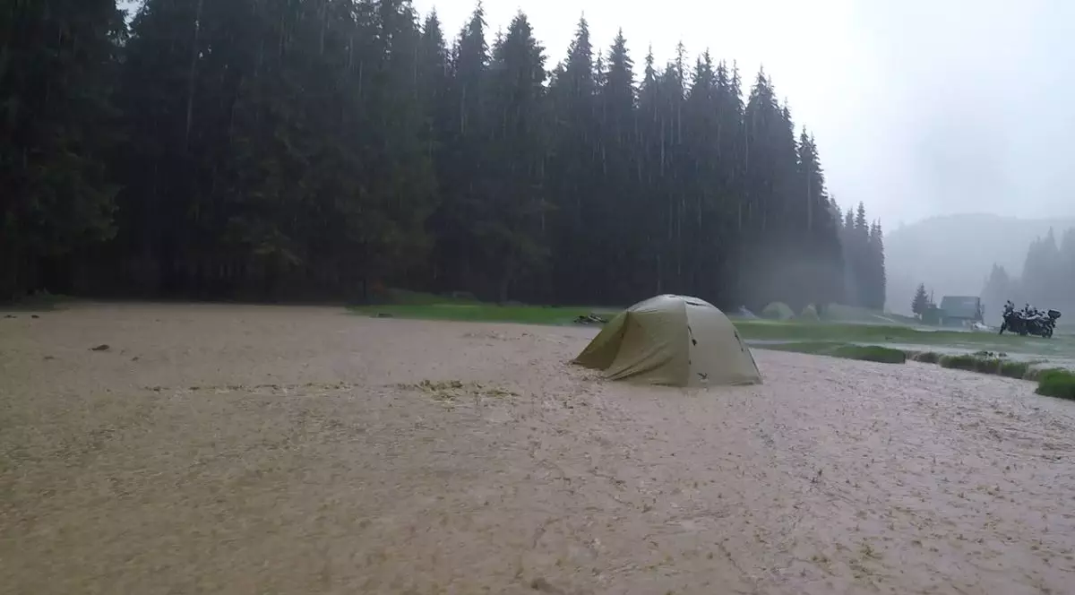 Imagini cu dezastrul provocat de viituri într-un camping din Munții Apuseni. Corturile turiștilor, luate de ape