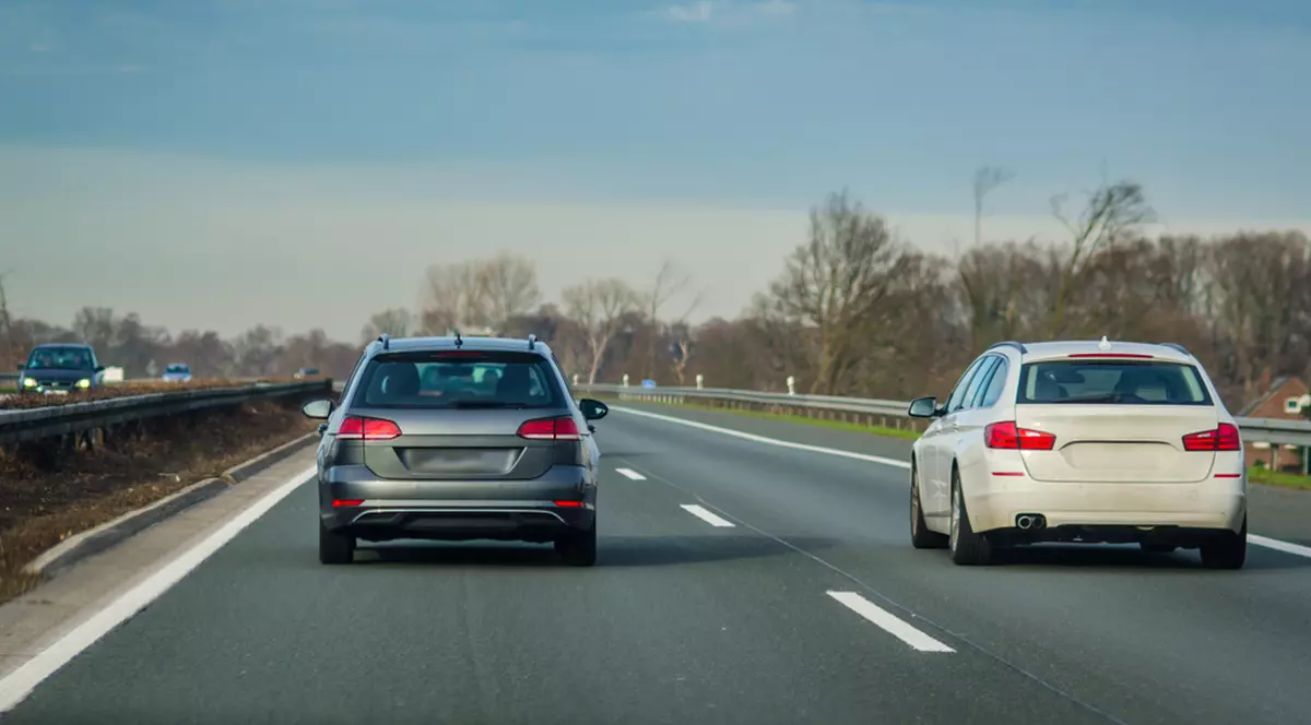 Doua masini pe o autostrada