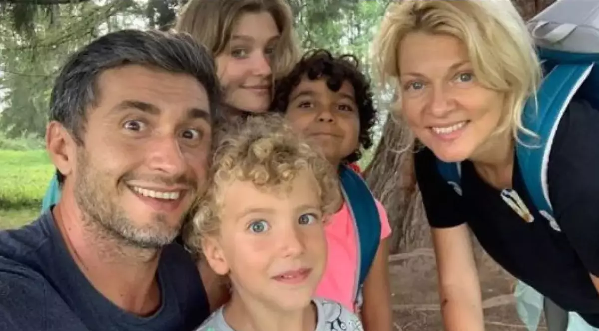 Cum este Dragoș Bucur ca tată. Prezentatorul de la „Visuri la Cheie” are trei copii: „Bănuiesc că nu există părinți perfecți”