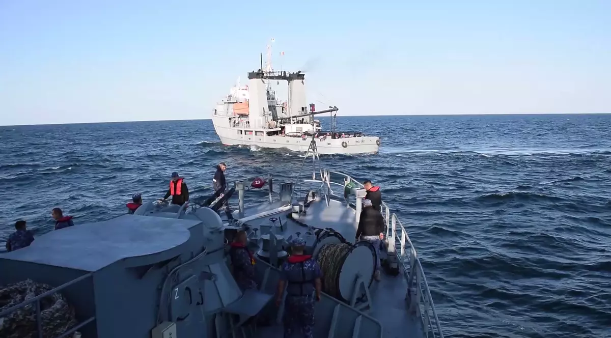 Cum au readus Forțele Navale în portul Constanța nava care a lovit o mină de război în Marea Neagră. Filmul intervenției. Foto: Forțele Navale