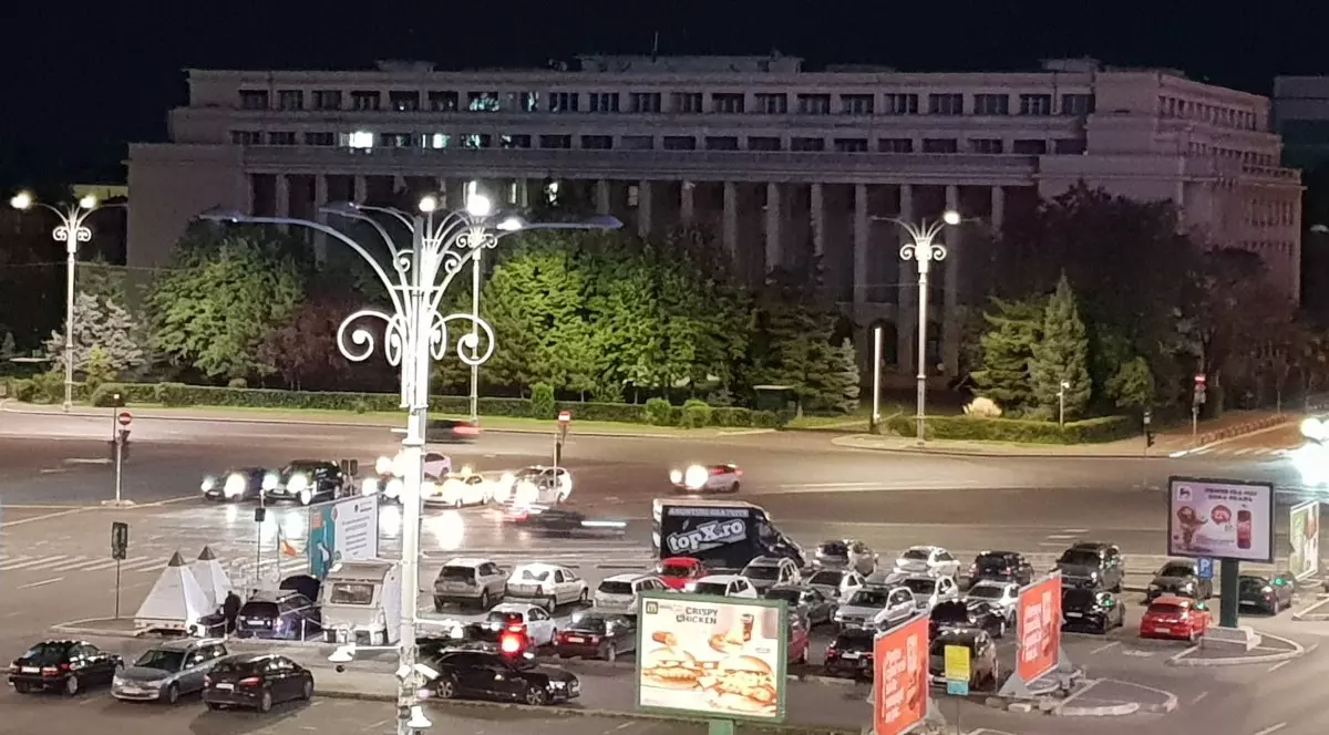 Palatul Victoria nu a fost iluminat în noaptea de 13 spre 14 septembrie. Foto: Cristian Otopeanu