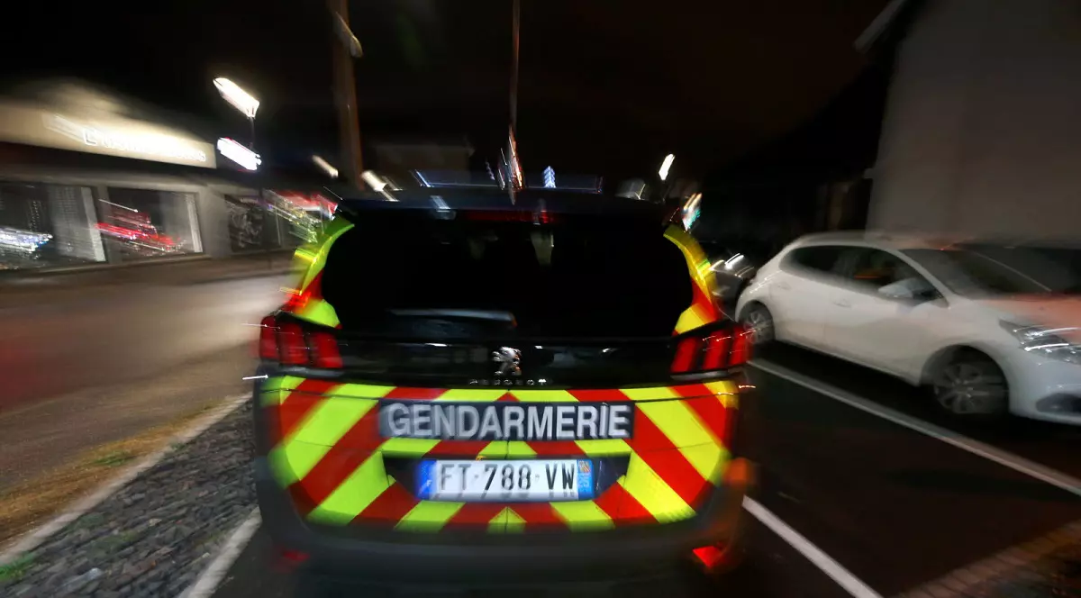 Trei români au aruncat 300 de litri de motorină pe mașinile poliției, care-i urmăreau cu 180 km/h, în Franța