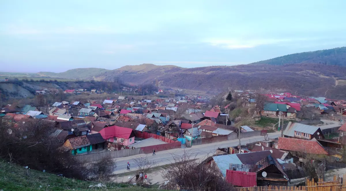 Într-un cartier sărac din Brașov, coletele nu sunt livrate pentru că „sunt țigani răi acolo”. Situația în care a fost pusă învățătoarea școlii