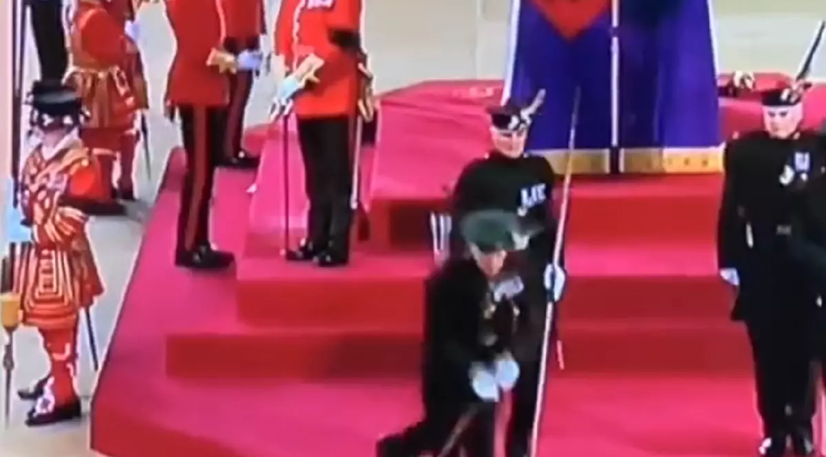 Un soldat din garda regală a leșinat lângă catafalcul reginei Elisabeta a II-a, în Westminster Hall | VIDEO