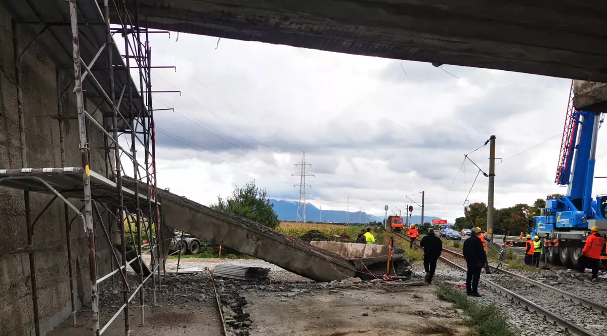 O grindă de zeci de tone dintr-un pod aflat în renovare s-a prăbușit peste o magistrală CFR, în Brașov