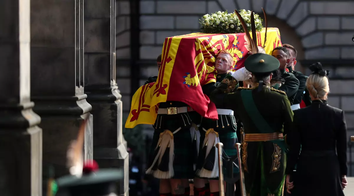 Sicriul reginei Elisabeta a II-a, pregătit încă de acum 30 de ani, a fost făcut din stejar și plumb