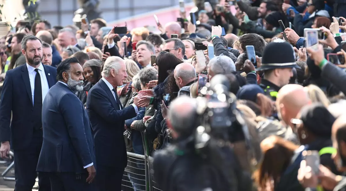 Regele Charles al III-a, în vizită la oamenii care stau la coadă să-și aducă omagiile reginei Elisabeta a II-a