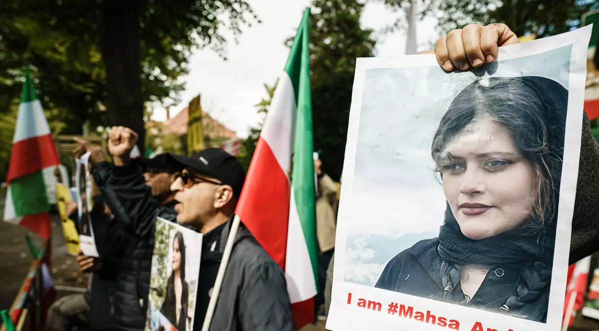 Protest în fața Ambasadei Iranului din Berlin Foto: EPA