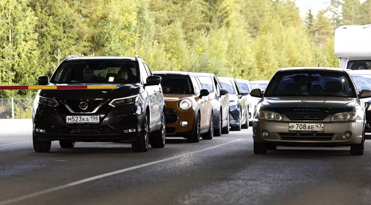 Un număr record de ruși a intrat în Finlanda în weekend, mulți dintre ei fiind în tranzit spre alte țări