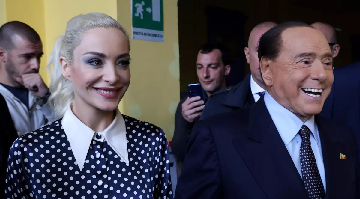 Berlusconi revine în Parlamentul italian, alături de iubita sa. Miliardarul vrea să fie „playmaker” al noului guvern