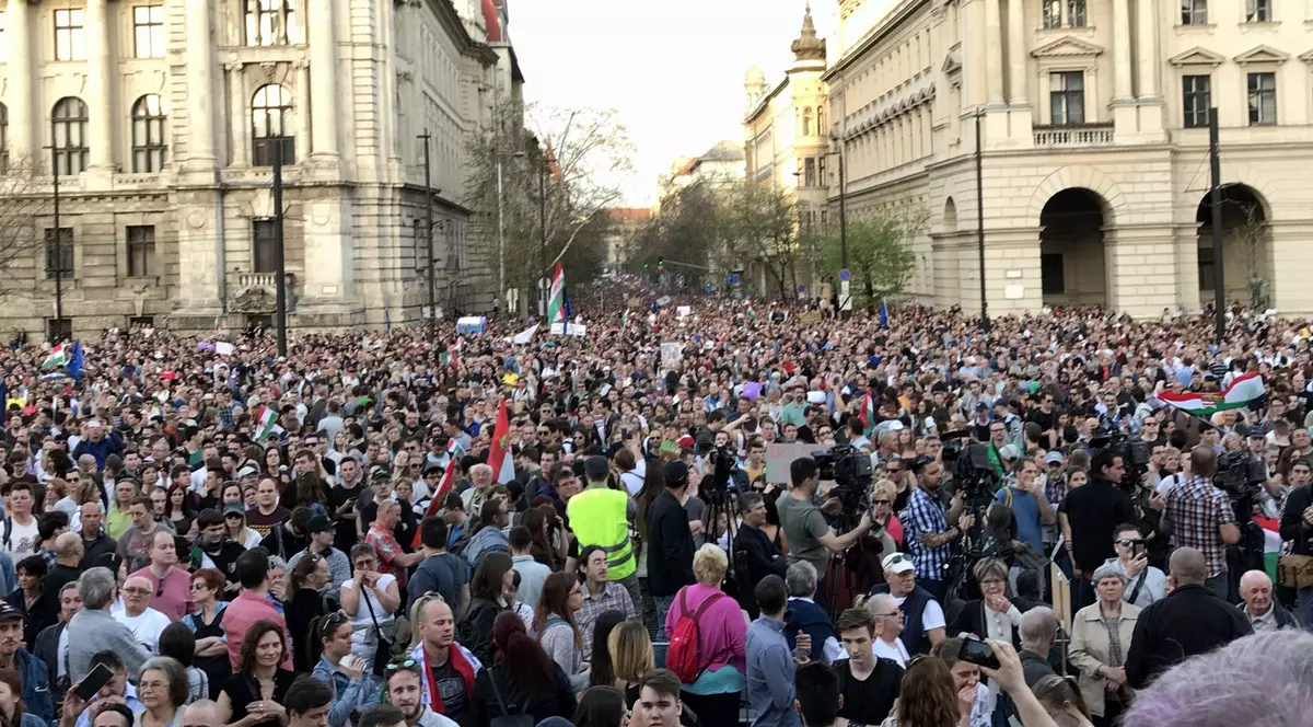 Mii de oameni au protestat la Budapesta față de decretul care obligă femeile însărcinate să asculte bătăile inimii fătului înainte de avort
